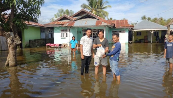 Peduli Korban Banjir, DPC KKIG Almahera Tengah Berbagi Makanan Siap Saji