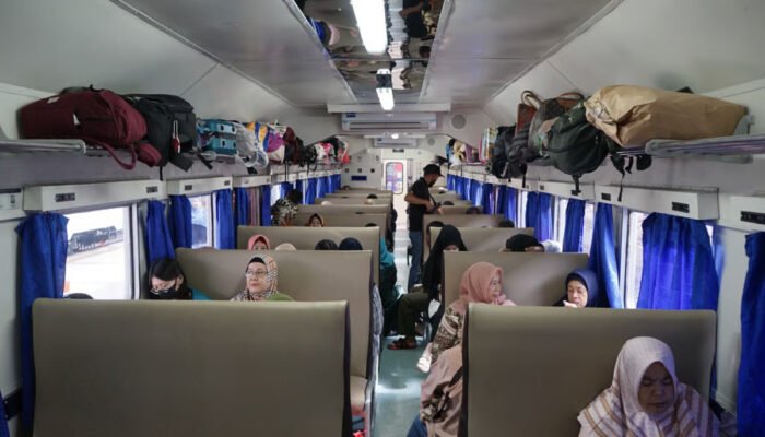 Tiket Nataru 2025/2026 Terjual 72 Persen, KAI Divre III Palembang Ingatkan Aturan Barang Bawaan