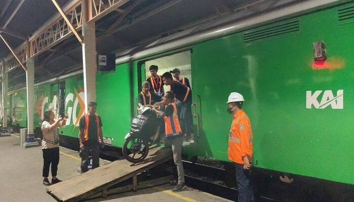 KAI Daop 4 Semarang Layani 2 Ribuan Unit Sepeda Motor pada Program Motis Nataru 2025/2026
