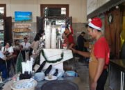 Meriahkan Libur Nataru, KAI Services Percantik Loko Café dengan Nuansa Natal dan Tahun Baru