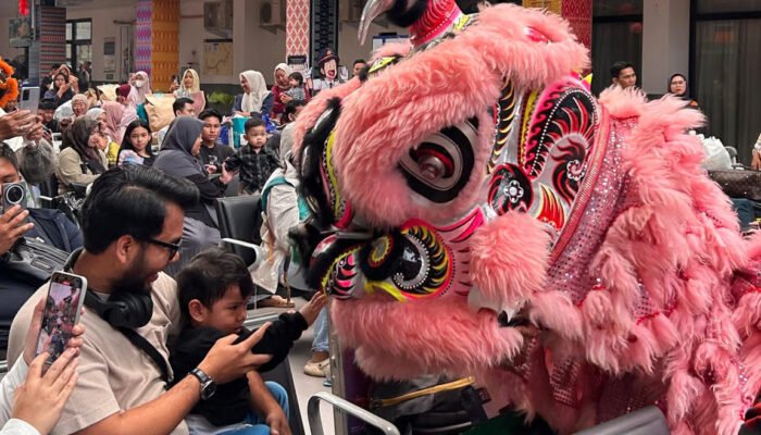 KAI Divre III Palembang Meriahkan Tahun Baru Imlek 2577 dengan Atraksi Barongsai dan Kejutan Spesial