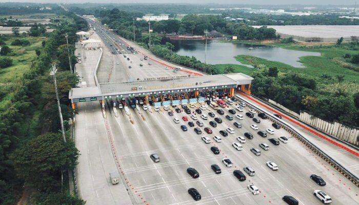 Tembus 523 Ribu Kendaraan Melintas di Gerbang Tol Cikampek Utama, Mobilitas ke Timur Trans Jawa Melonjak Signifikan