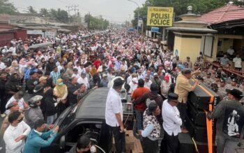 Tolak Kriminalisasi Walikota Gorontalo, Ribuan Massa Kepung Polda Gorontalo