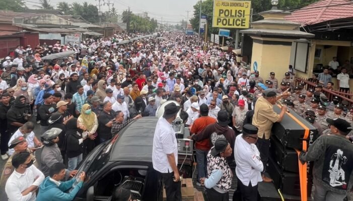 Tolak Kriminalisasi Walikota Gorontalo, Ribuan Massa Kepung Polda Gorontalo