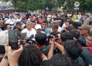 Suasana Polda Gorontalo Sempat Tegang, Wali Kota Turun Tangan Tenangkan Massa