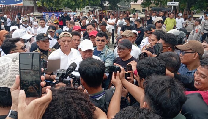 Suasana Polda Gorontalo Sempat Tegang, Wali Kota Turun Tangan Tenangkan Massa